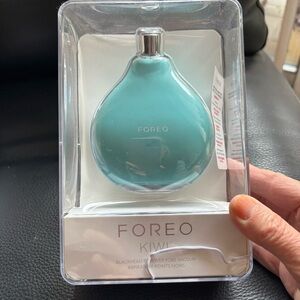 FOREO Kiwi Blackhead Remover in Turquoise